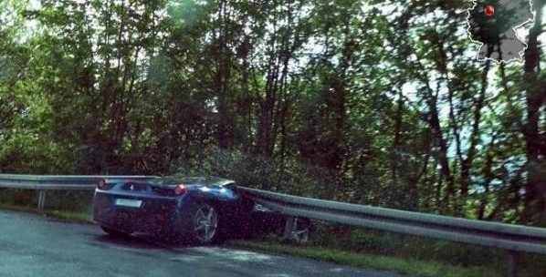 Hihetetlen, hogy a sofőr túlélte ezt a Ferrari-balesetet – fotó