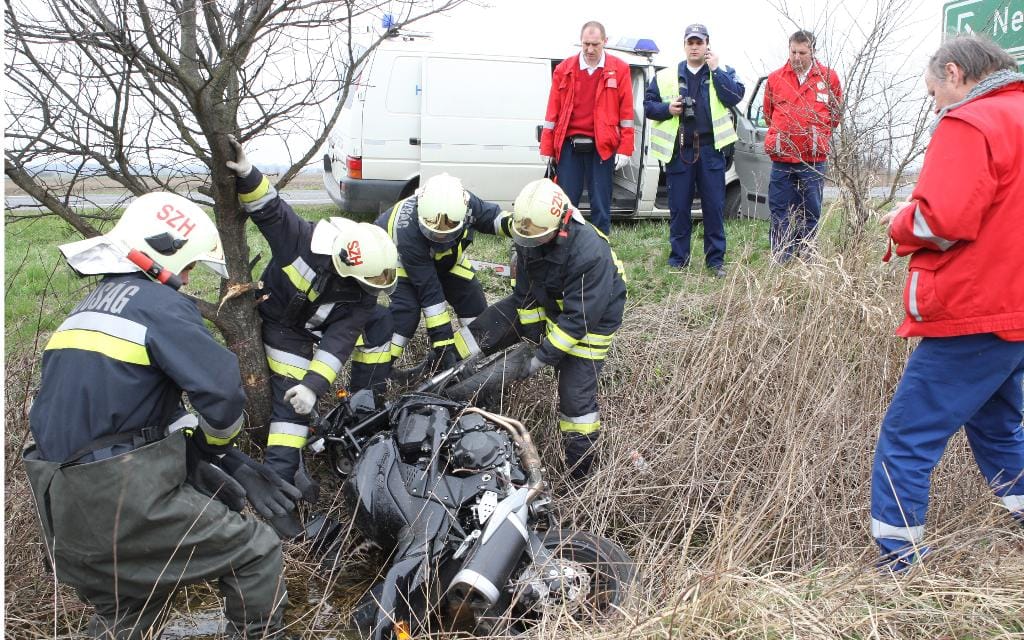 Két motoros ütközött, teljes az útzár a Pilisben