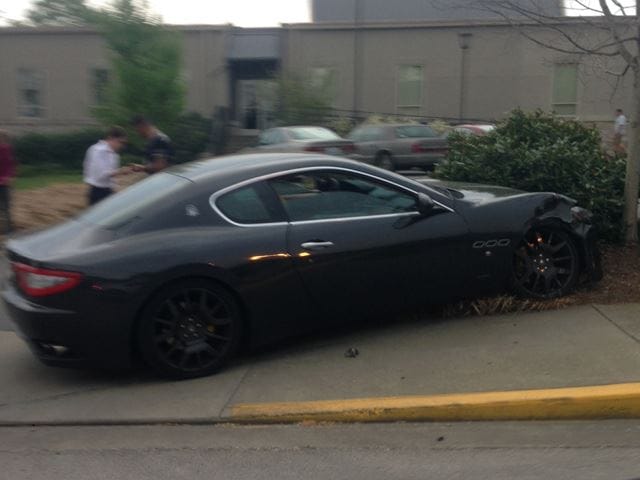 Egyetemen zúzott Maserati Granturismót egy olajsejk - fotók