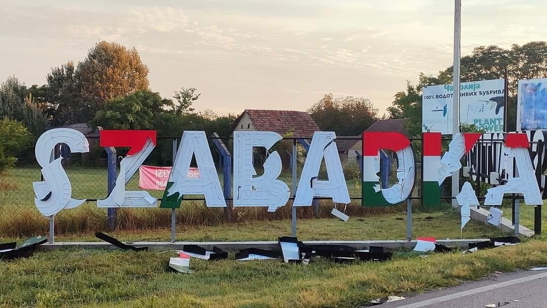 Szétverték a magyar nyelvű Szabadka-feliratot a Vajdaságban