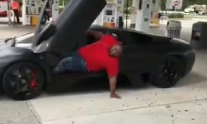 A nap videója: Nem minden testalkattal kompatibilis egy Lamborghini