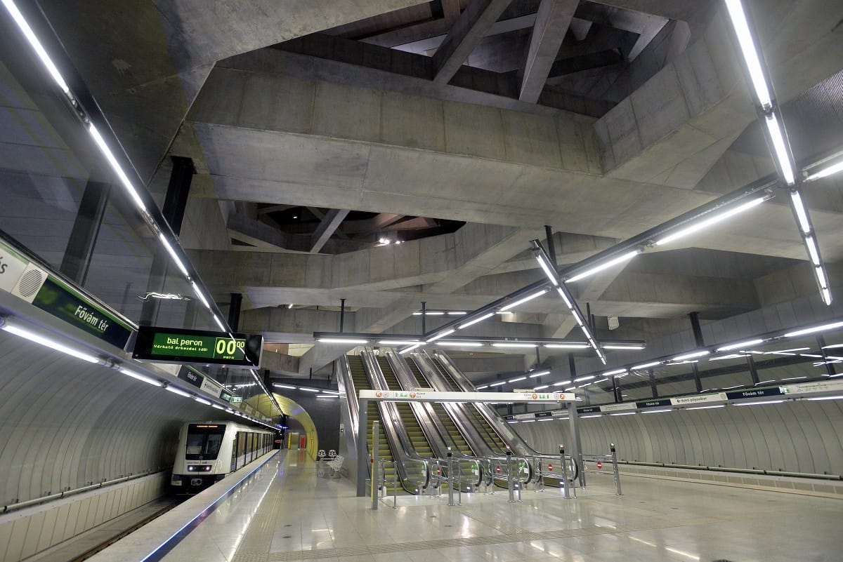 Metró alá esett egy ember a Fővám térnél