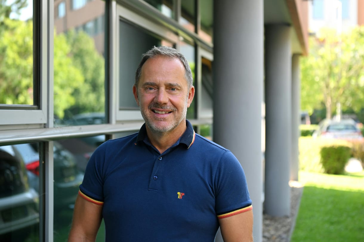 „Azahriah előtt le a kalappal, a közös cipő tervezésének minden szakaszánál ott volt” – Vidák László, a Tisza Cipő tulajdonosa a Mérlegenben