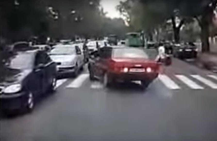 Ezt a reakciót még egy autóversenyző is megirigyelhetné – videó