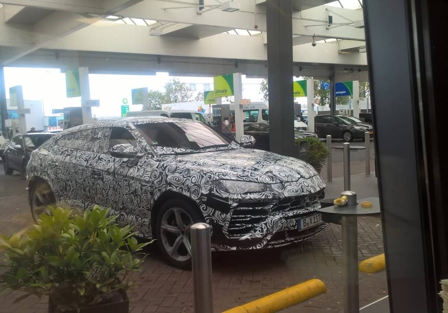 Ez bizony a benzikútnál a Lamborghini terepjárója – fotó