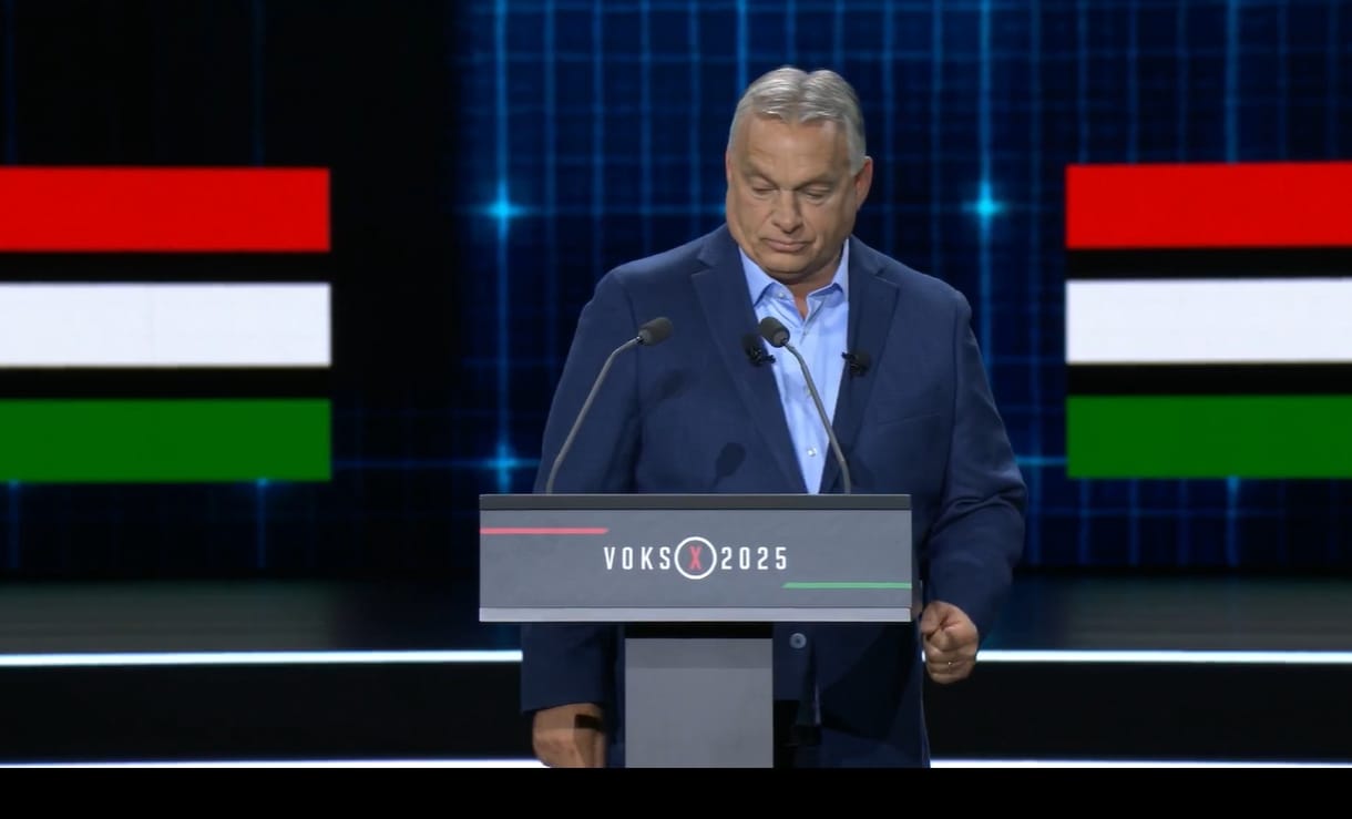 Megmutatta a 444, hogyan küldte rá Orbán és Menczer a Harcosok Klubját Karácsonyra