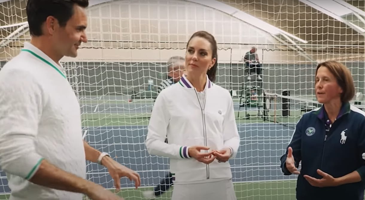 Videón, ahogy Roger Federer Katalin hercegnőnek adogat Wimbledonban