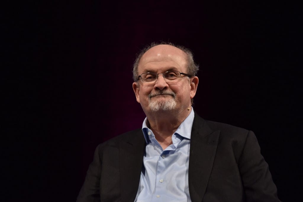 Salman Rushdie megőrizte a humorérzékét, mondja a fia