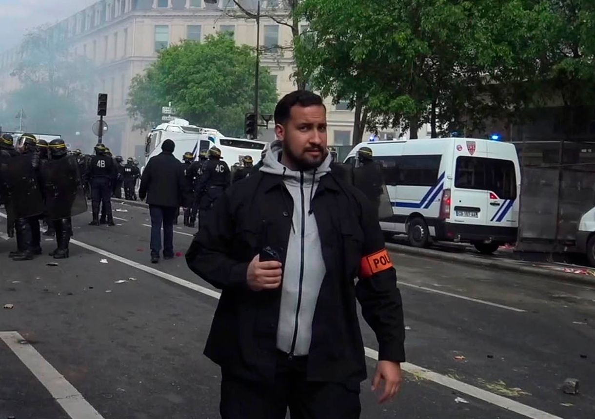 Macron biztonsági főnöke rendőrsisakban verte a civileket egy százfős tüntetésen