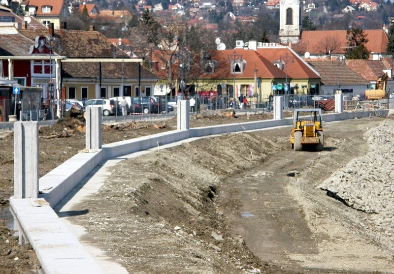 Fotók: Ijesztő gáttal csúfítják el a szentendrei óvárost