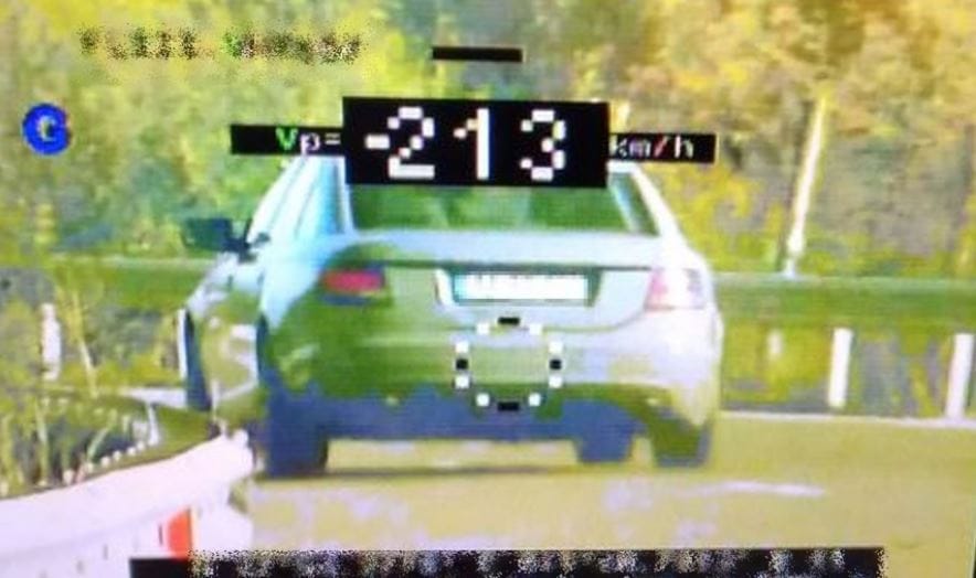 A 213 km/h-s tempó mellé közel félmilliós bírság járt egy autósnak Nógrádban