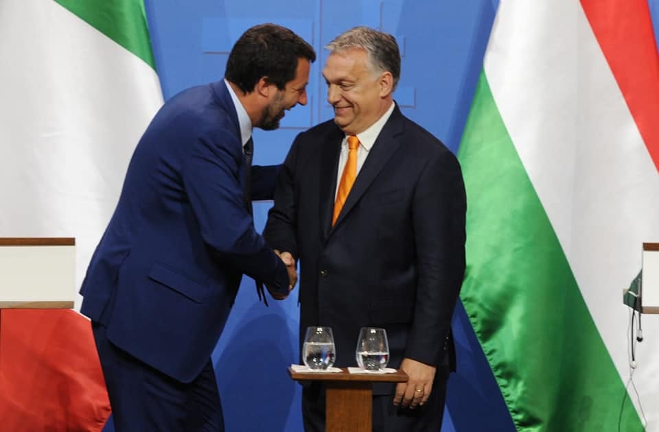 Orbán és Salvini románca egy karikatúrán