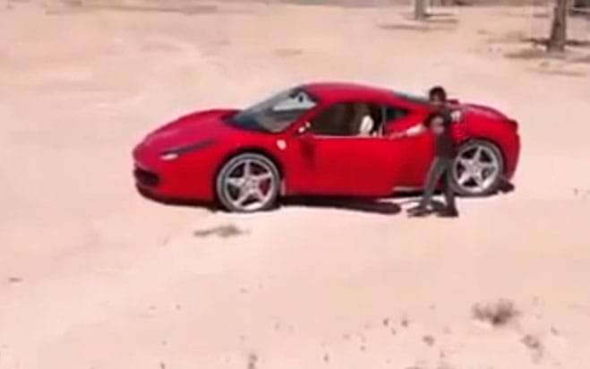Mit művel egy tizenéves líbiai kissrác egy Ferrarival? - videó