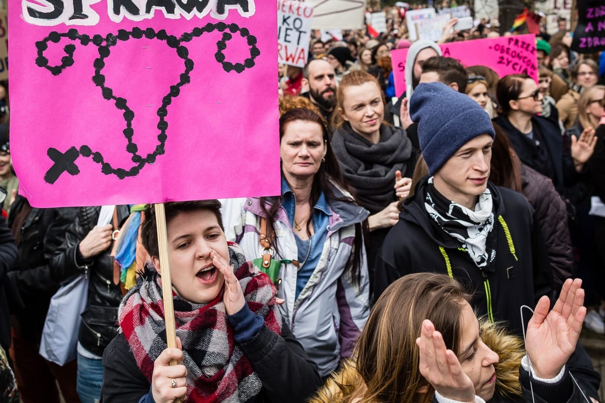 Az abortusztörvény miatt támadták a lengyel kormányt az EP-ben