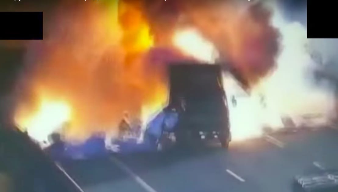 Éppen felvette a kamera, ahogy menet közben felrobban egy teherautó – videó