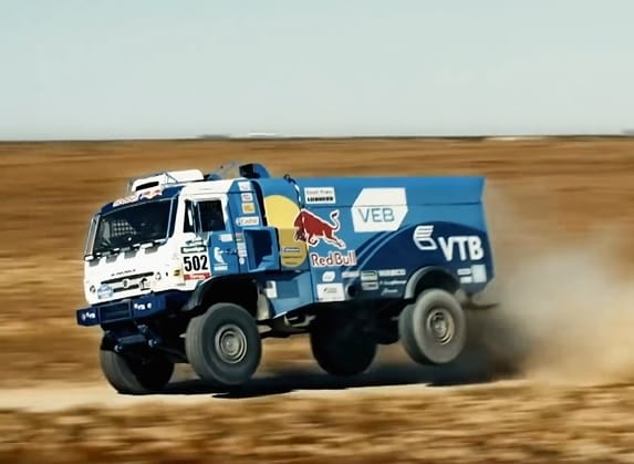 Ezzel a videóval hangolnak a Dakarra a Kamaz versenykamionok