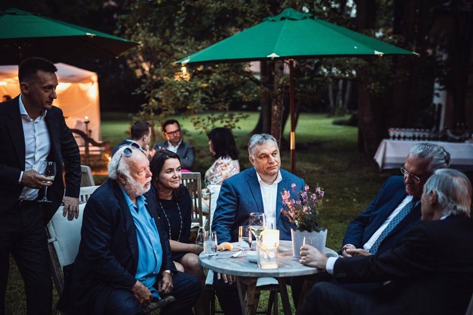 Leslie Mandokinál kerti partizott Orbán