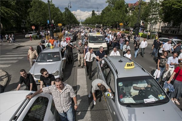 Tüntetnek: taxisok lepik el a budapesti utcákat hétfőn