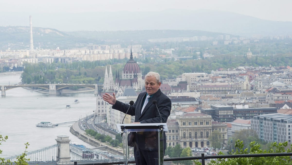 Egy egész erdő megy a fűrész alá, épül a mobilgát