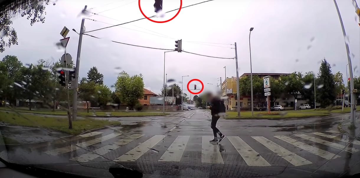 Tizenhárom másodpercen múlt a zebrán mobilozó fiatal élete