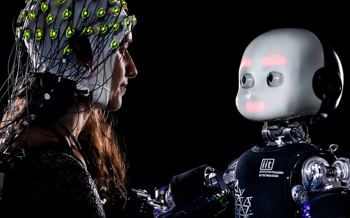 A kísérlet eredménye: egy pillanatra megakadunk, ha ránk néz egy robot