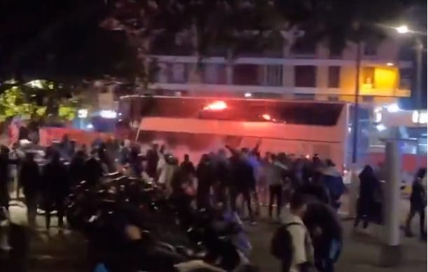 Súlyosan megsérült a Lyon edzője, amikor Marseille-ultrák támadták meg a buszukat