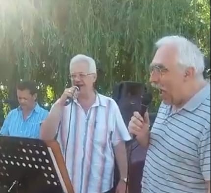 Akarja hallani, ahogy Bokros Lajos mulatóst énekel?