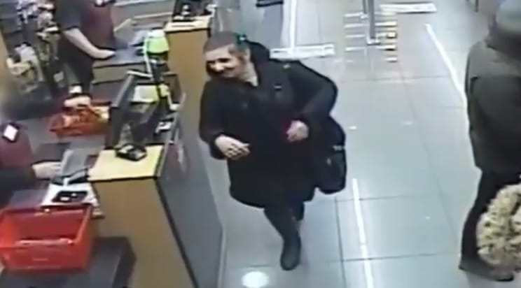 Pénztárcát lopott ez a nő egy boltban a Deáknál, ki ismeri fel? – videó