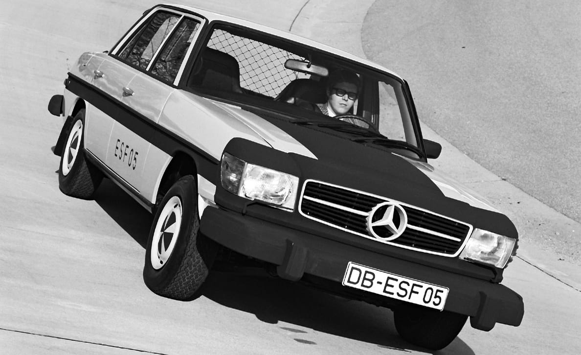 Ma 50 éves a Mercedes legendás légzsákos, ABS-es autója