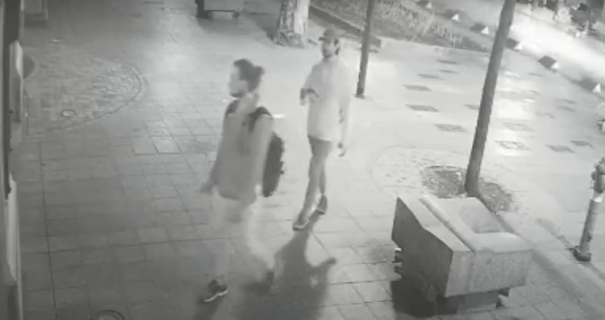 Keresik a rongálókat, akik betörték az Operettszínház vitrinjét – videó