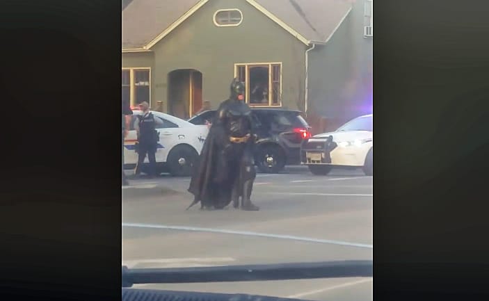 Videó: még Batman is megérkezett ehhez a közúti blokádhoz, de a rendőrök elküldték