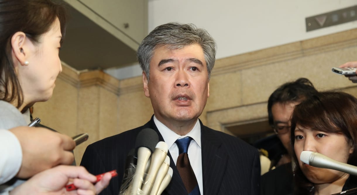 Belebukott a zaklatási vádakba egy japán miniszterhelyettes