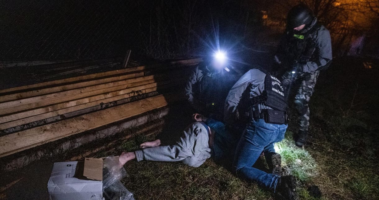 Mezítláb, droggal a hóna alatt próbált menekülni egy férfi a rendőrök elől - videó