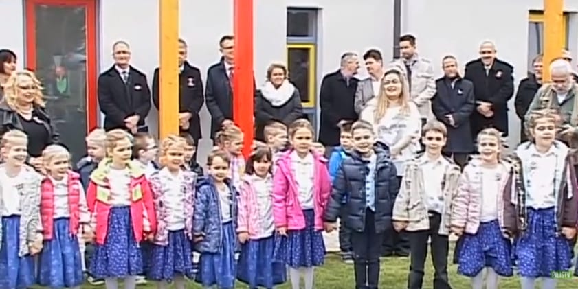 Rétvári Bence sem tudja magát távol tartani az óvodásoktól