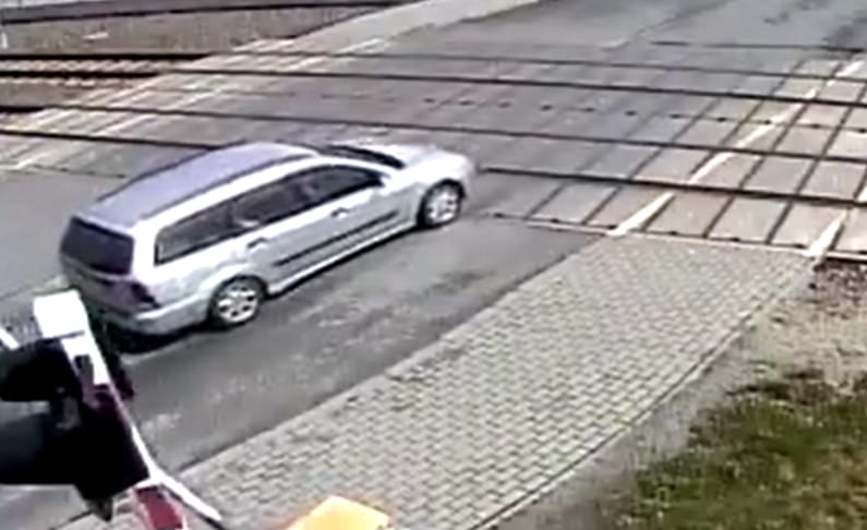 Itt egy lengyel vasúti átjáró, ami sorra ejti csapdába az autósokat