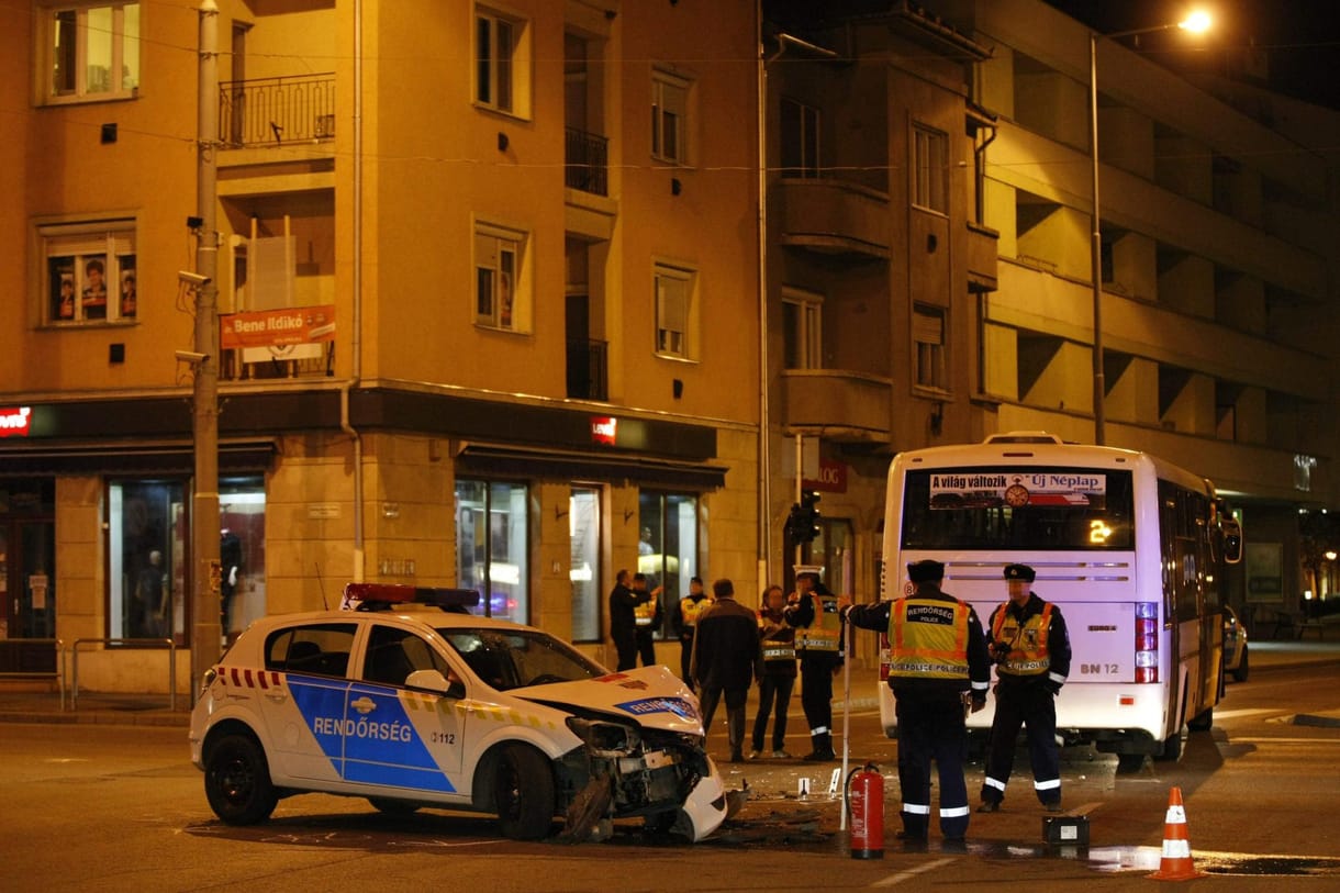 Fotók: teljesen összezúzták a rendőrautó elejét a 3 sérültes balesetben