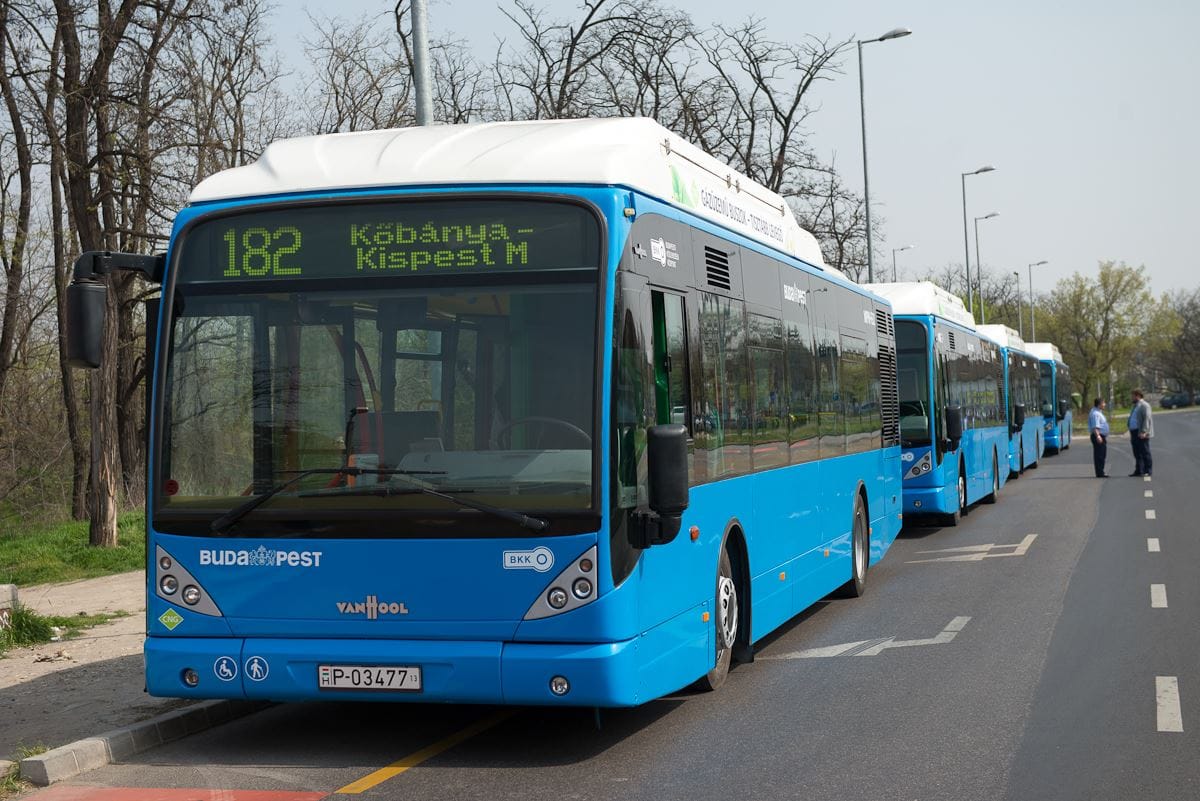Átadták az első gázos buszokat Budapesten – fotó