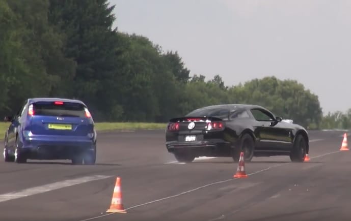 Egy Shelby Mustanggal még egyenesen menni is nehéz? – videó