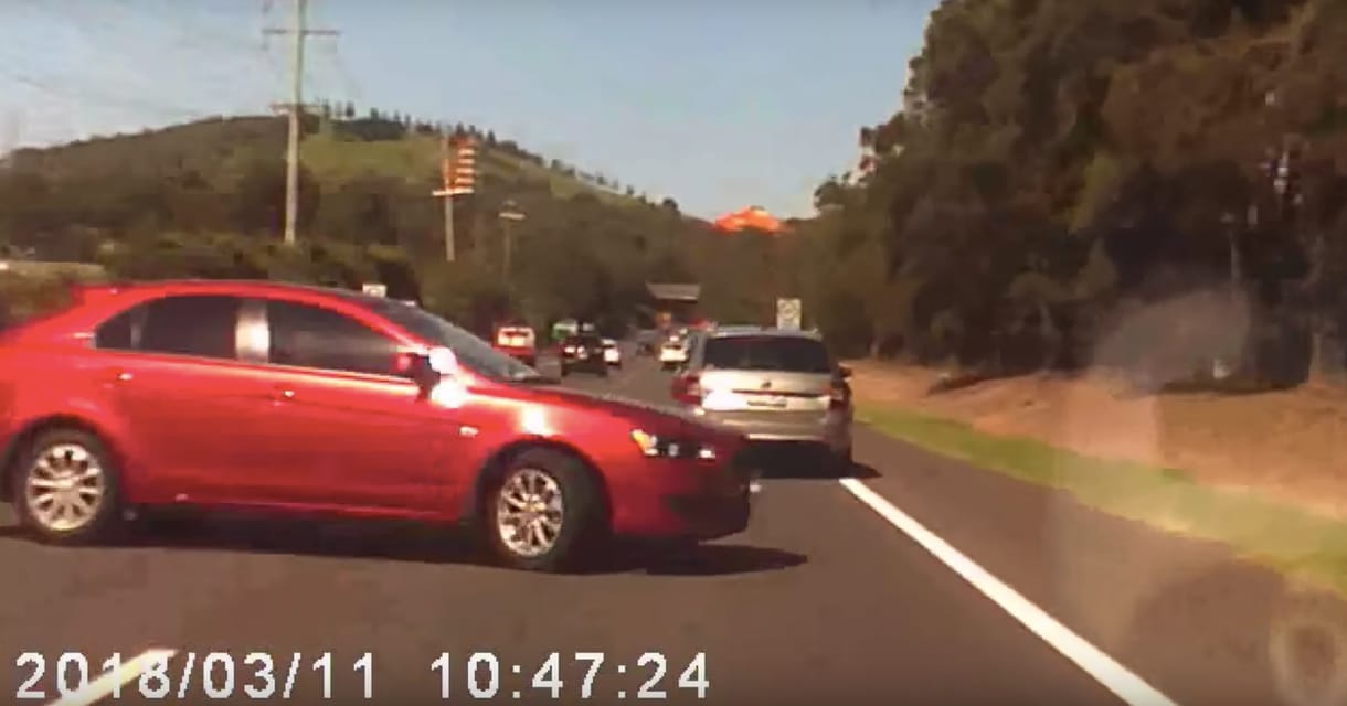 Gondolt egyet, majd megfordult az autópályán a 93 éves sofőr – videó
