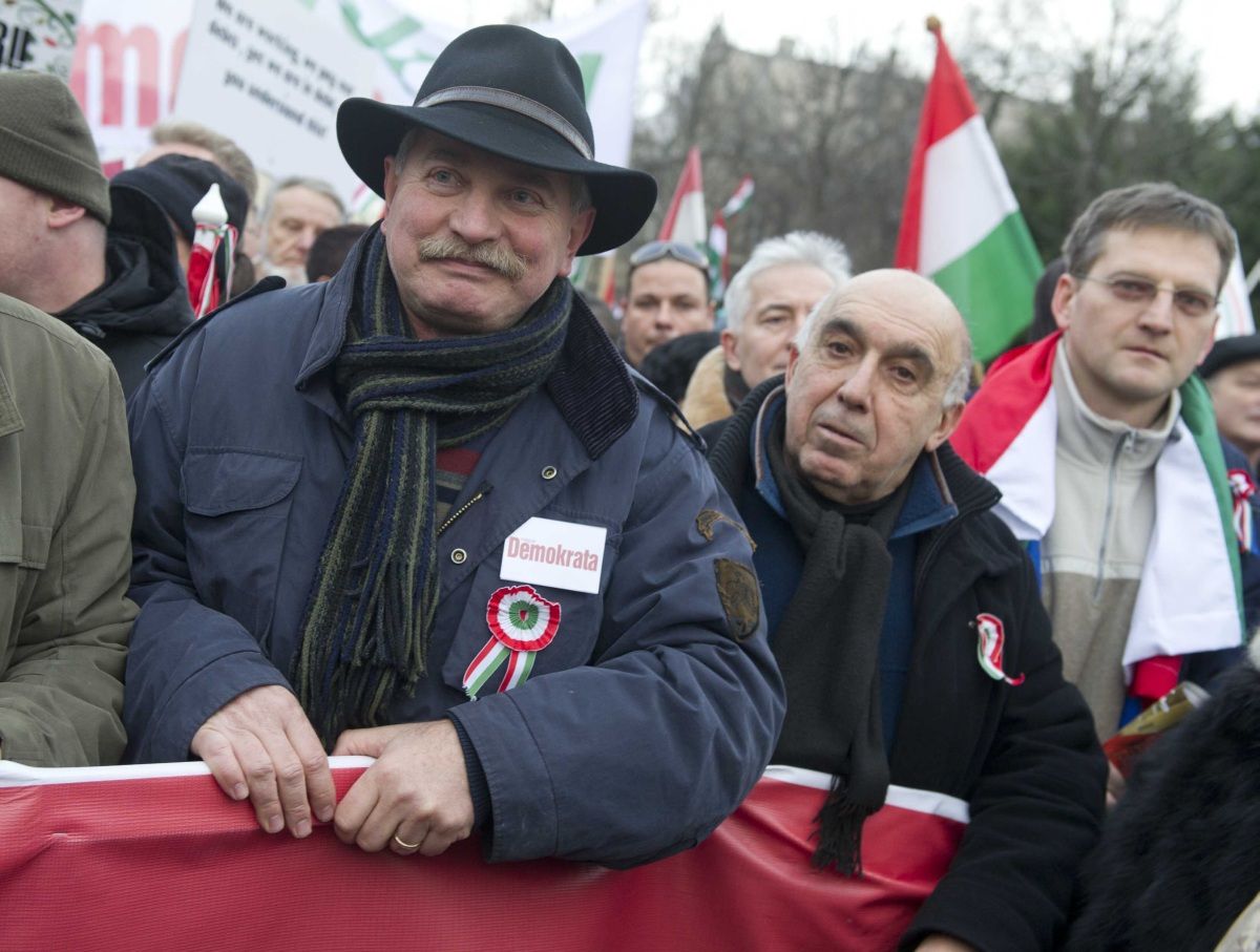 Már a Magyar Nemzetben is seggnyaló a CÖF