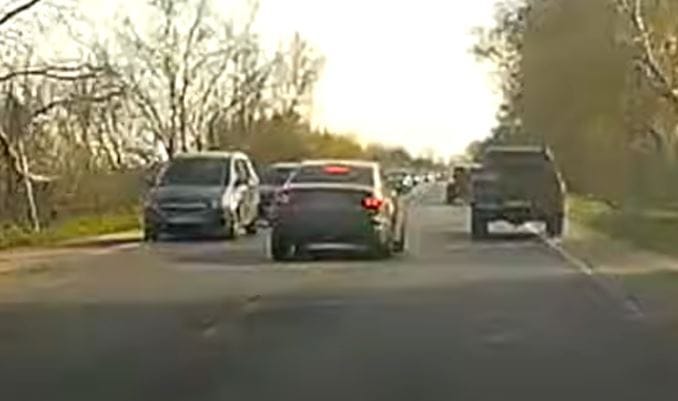 Tükörzúzás és életveszélyes előzések: őrült audis randalírozott az 51-es úton
