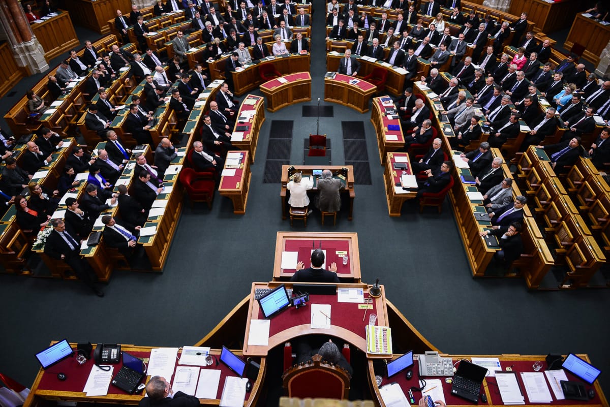 A kormány csak azt hajtogatja, mondjon valamit az USA – percről percre a parlamentből
