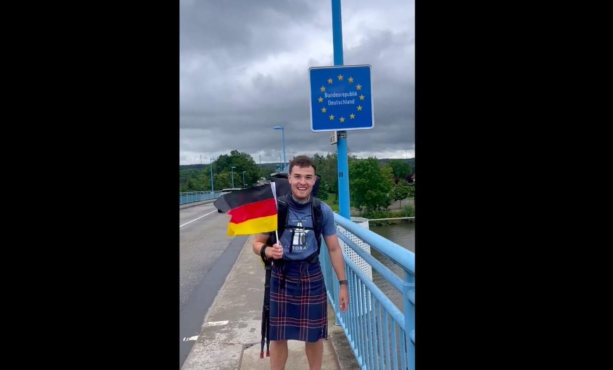 Glasgow-ból Münchenbe gyalogolt egy skót szurkoló, hogy eljusson az Eb-re