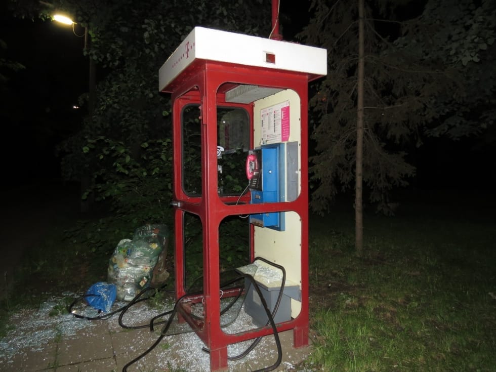 Fotó: Teljesen szétvert egy telefonfülkét egy feldühödött férfi