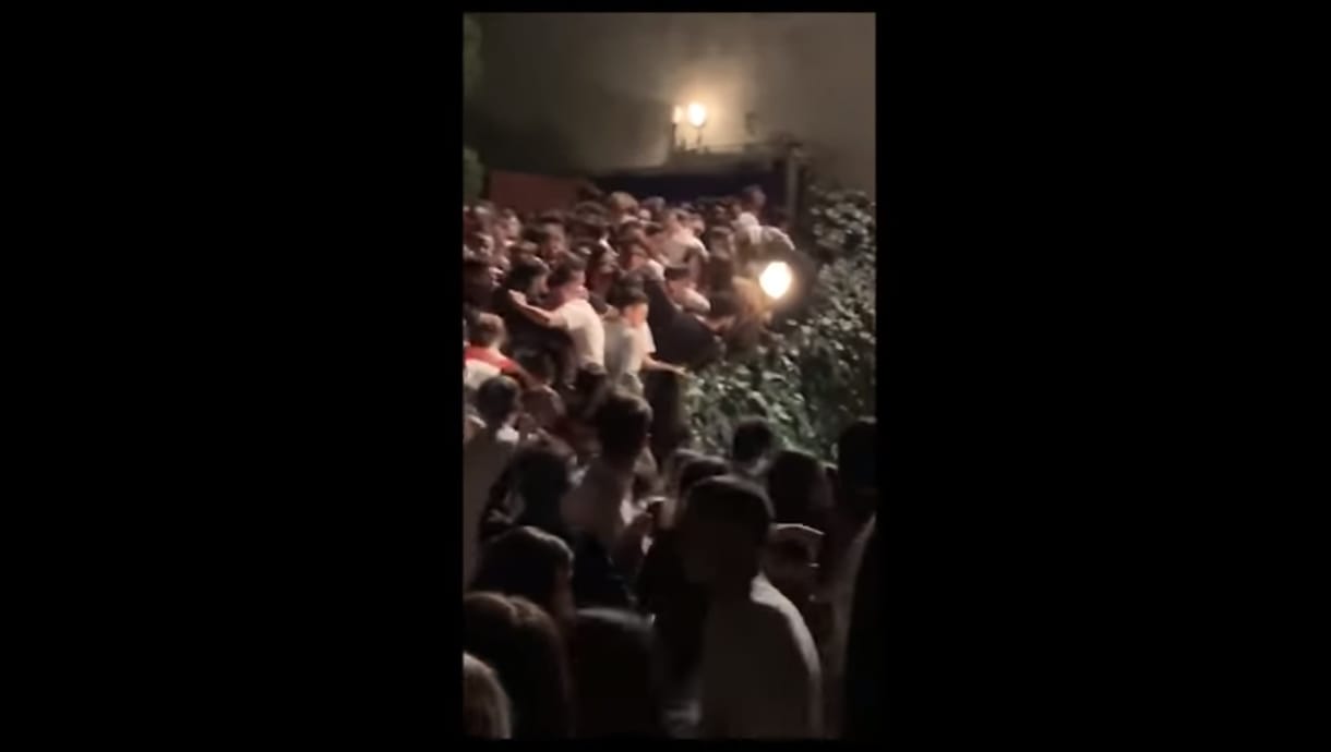 Egy 15 éves fiú okozta a pánikot az olasz klubban, ahol hat ember meghalt – videó