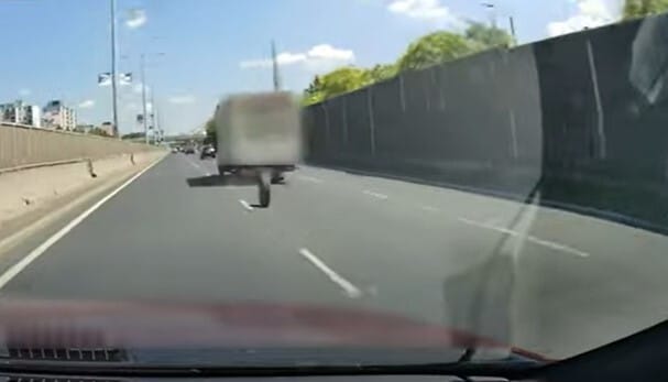 Menet közben hagyta el a kerekeit egy teherautó az M3-ason - videó