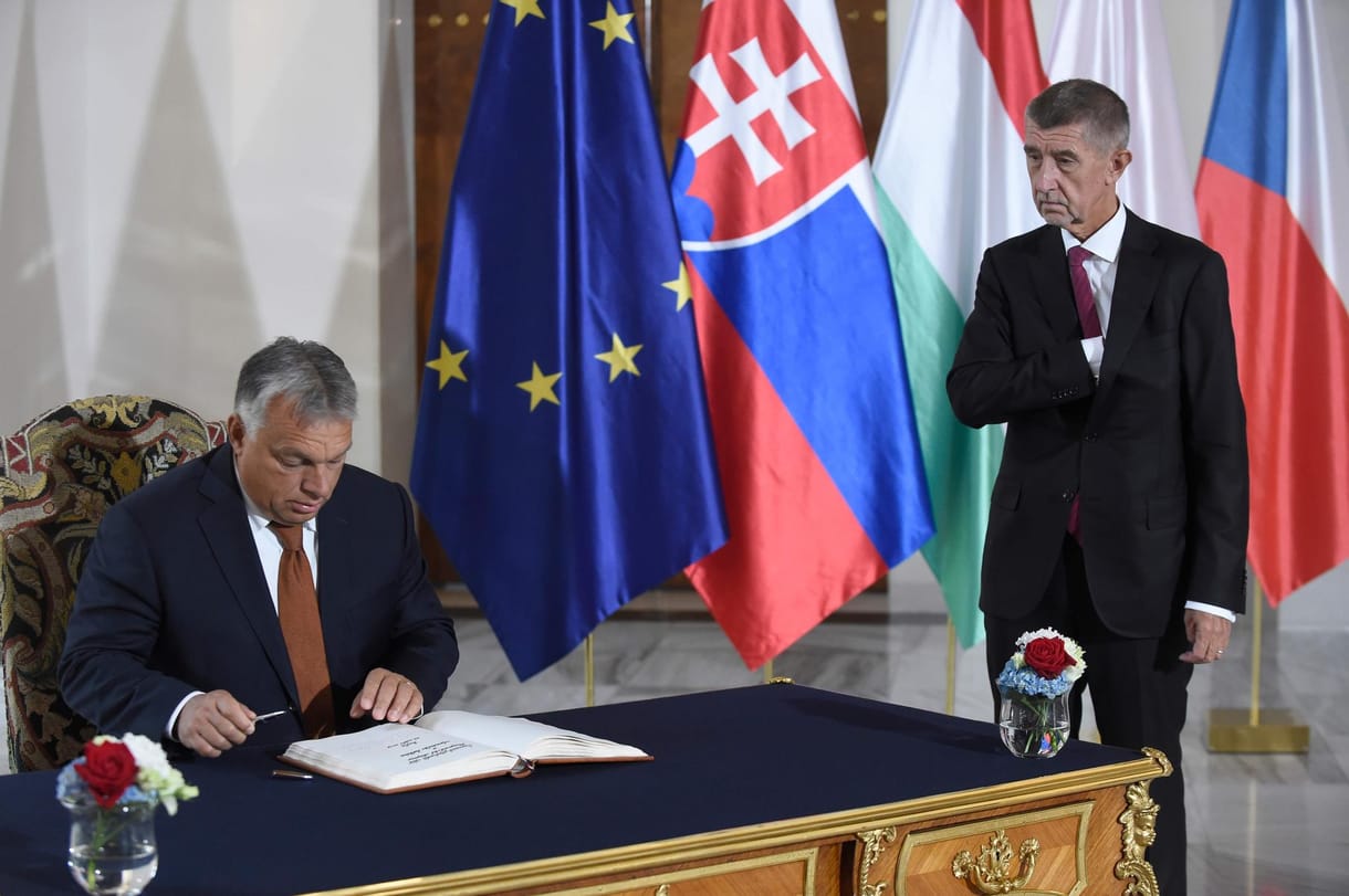 A cseh-magyar polip: Orbán és Babis kéz a kézben húzzák le Brüsszelt 