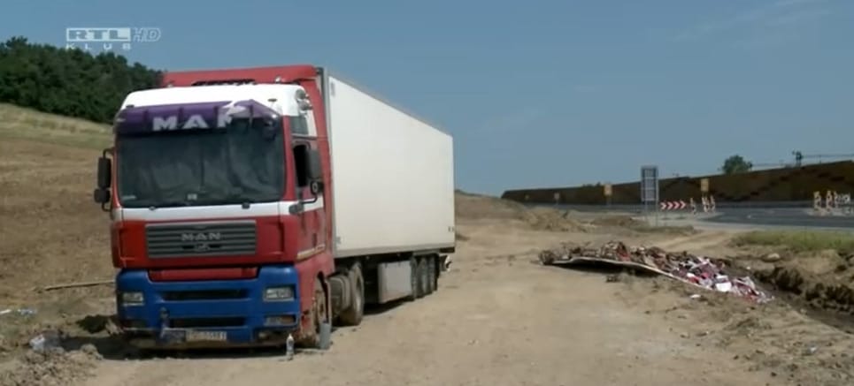 Kiszabadult az árokból a lengyel kamion, de a sofőr még mindig benne rostokol