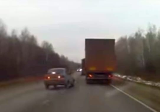 Ennél nagyobb mázlival nem lehet megúszni egy balesetet – videó