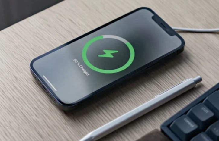 Egy meglepően egyszerű lépéssel 50%-kal tovább bírnák a telefonok egy töltéssel